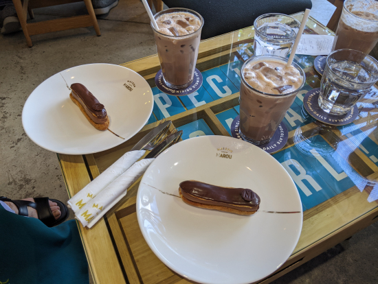MAROUのチョコレートドリンクとエクレア♪