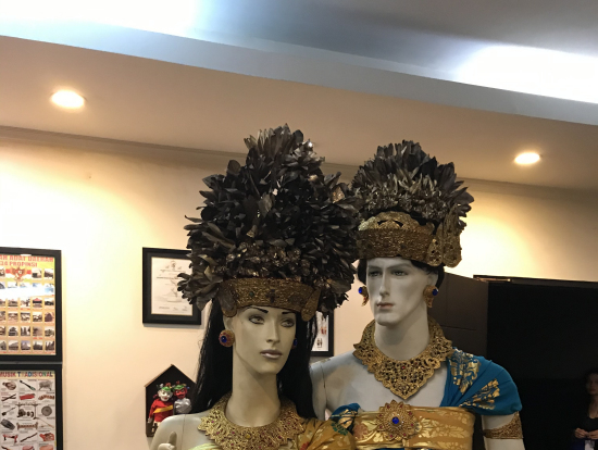 シアター入口に展示されている伝統衣装
