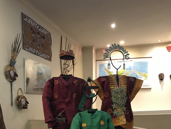 シアター入口に展示されている伝統衣装