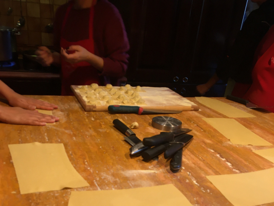 みんなでパスタ作り！写真は伸ばし終わって、ラビオリを作る前！