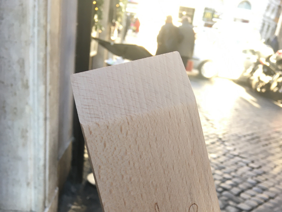 トレビの泉近くのお店で板をゲット！