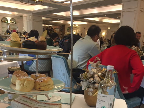 お店を見渡せる席でした。