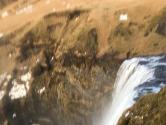 スコゥガフォス、横の丘から