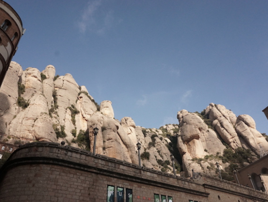 壮大な岩山