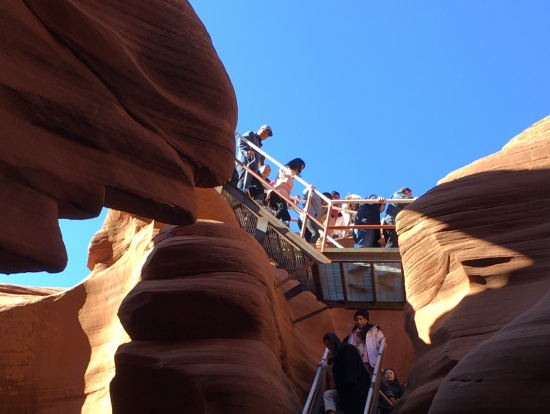 こんな感じで急な階段を下りて行きます