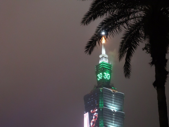 花火の前に１０１にいろいろな宣伝などが映されます