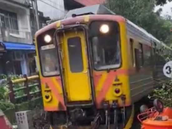 電車が来ると、現地の人が大声で線路から出るように教えてました