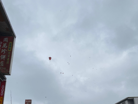 線路の上では楽しそうにランタンを放つ人たち