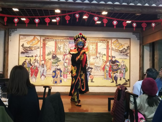 食事も美味しく、変面ショーは楽しかったです。