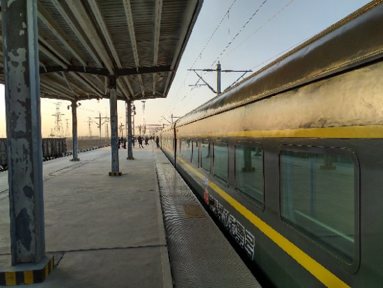 青蔵鉄道、途中駅ドーリンハー、夕暮