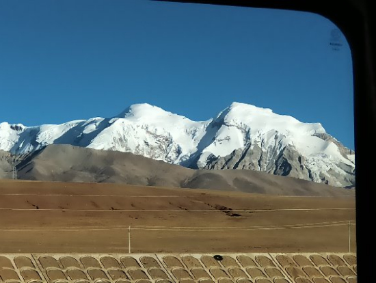 鉄道車窓進行右側、ニェンチェン・タンラ