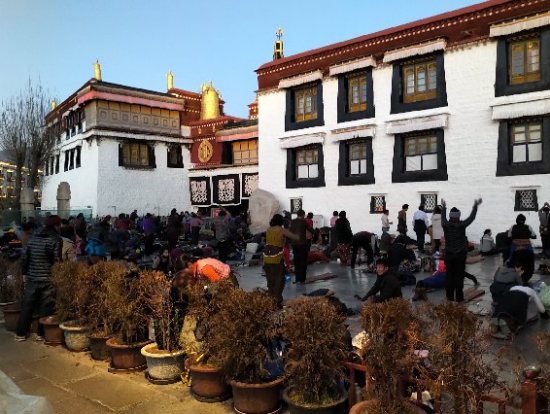 ジョカン寺、五体投地をする巡礼者達