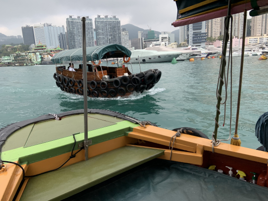 アバディーンで、このようなサンパン船に乗って、湾内を一周しました。水上生活者の様子などが見れます。