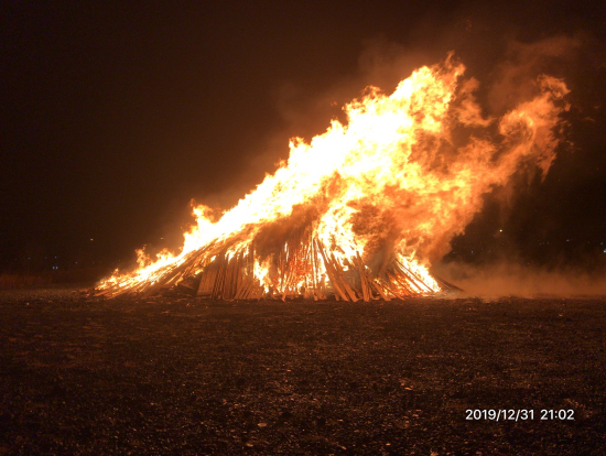 アイスランドで一生分の花火を見て年越しカウントダウン 旅行記事 emo [エモ] 旅メディア
