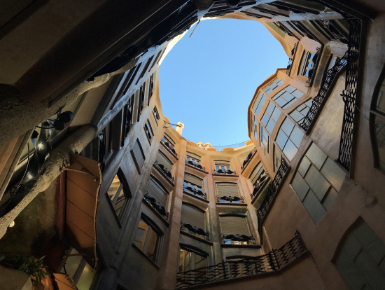 空を見上げる。これは建築費用が掛かるわ。