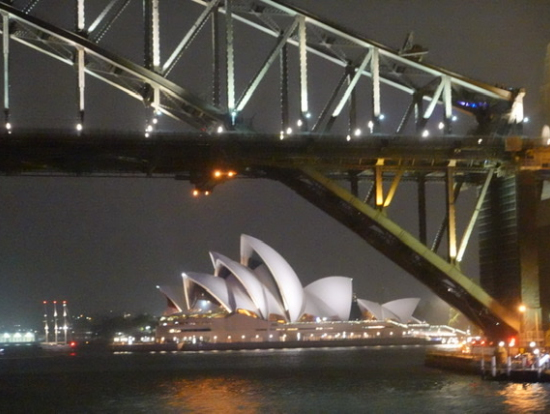 少しブレていますがハーバーブリッジ越しのオペラハウス