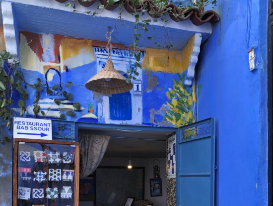 レストラン　BAB SSOUR　席は建物の中　外のテーブル　ベランダ