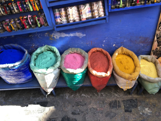 染料もあちこちで売っている