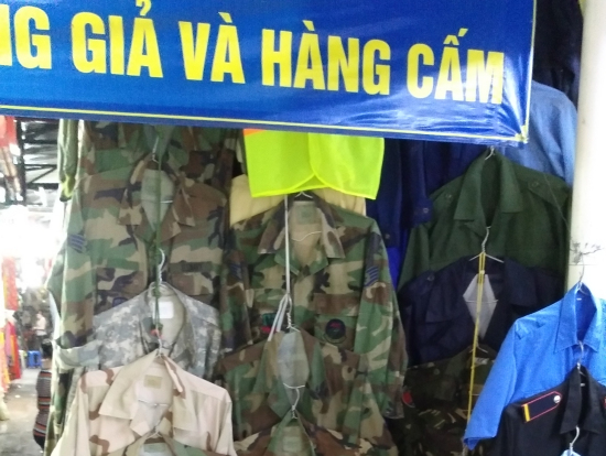 市場のミリタリーグッズ店