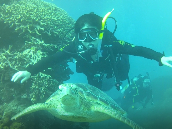 アオウミガメと2ショット