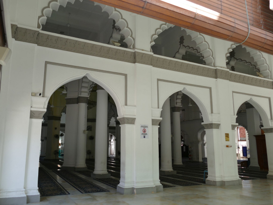 カピタンクリンモスクの内部。簡素ながら厳かな雰囲気でした