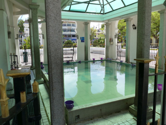 カピタンクリンモスク内部。体を清めるための男性用の水槽