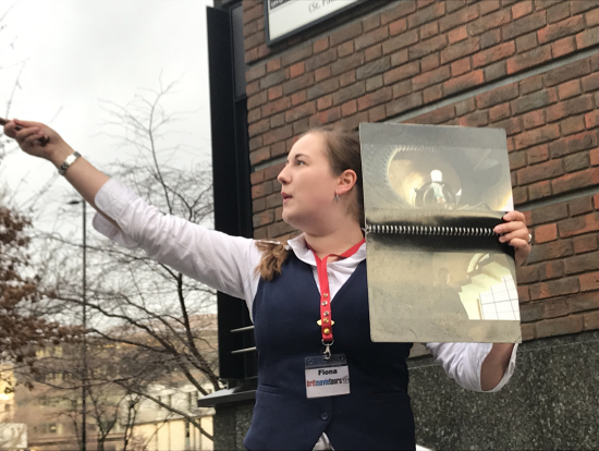 写真を持って説明してくれるガイドさん