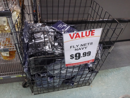 蠅除けネットは、リゾート内スーパーでも購入可。
