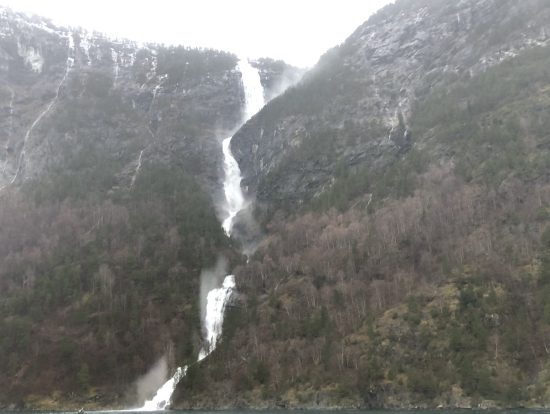 フィヨルドクルーズ中に左側の方に見える大きな滝