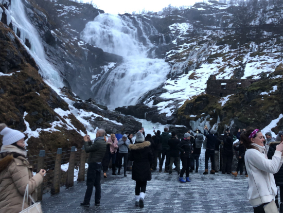 ベルゲン鉄道のミュルダール→オスロ間にあるショースの滝。5分ほど停車