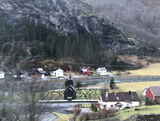 フラム鉄道。ノルウェーの特徴的なスターヴ教会が見える