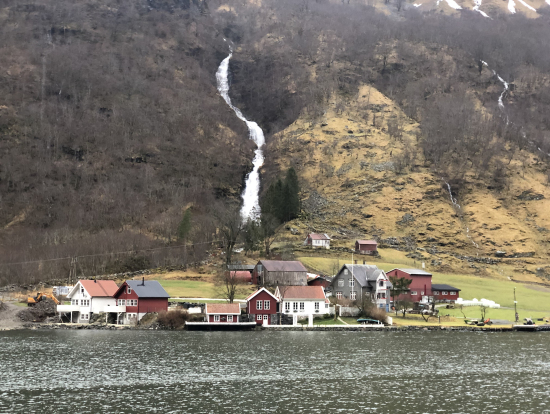 フィヨルドクルーズ。こんなところにも家が。裏には滝