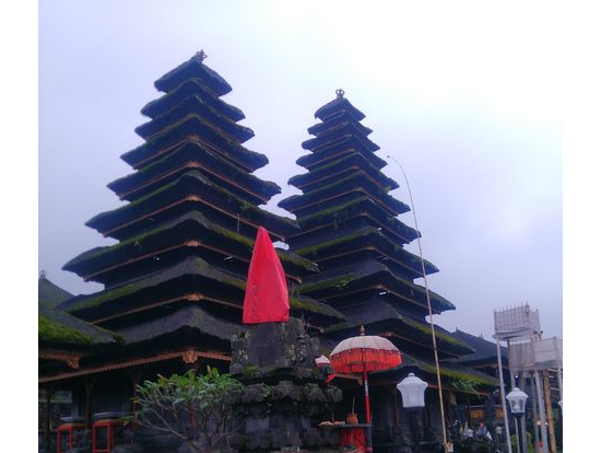 腰巻を巻いてもらってブサキ寺院の境内を見て回る。