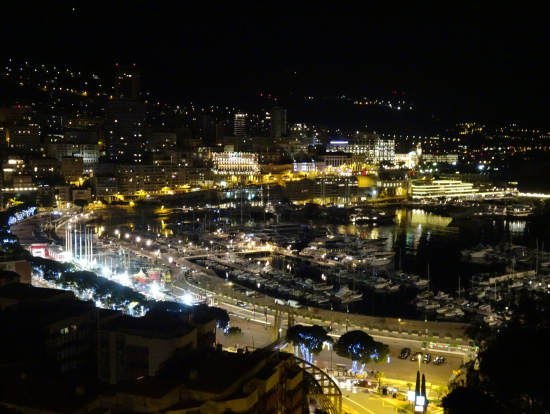 表彰式がある港