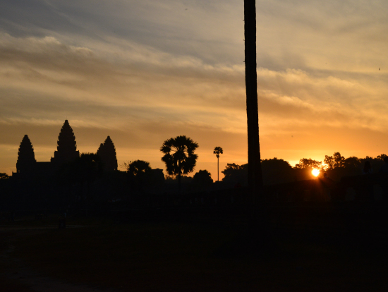 朝日の登る位置は、アンコールワットから、ずれます(年末年始)