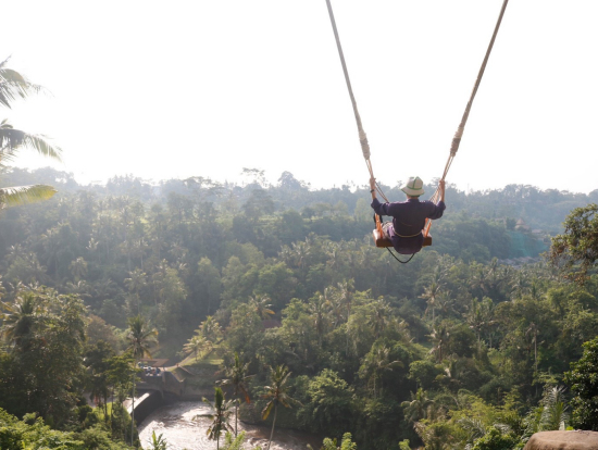 眼下には川があり川下りしている方がいました。