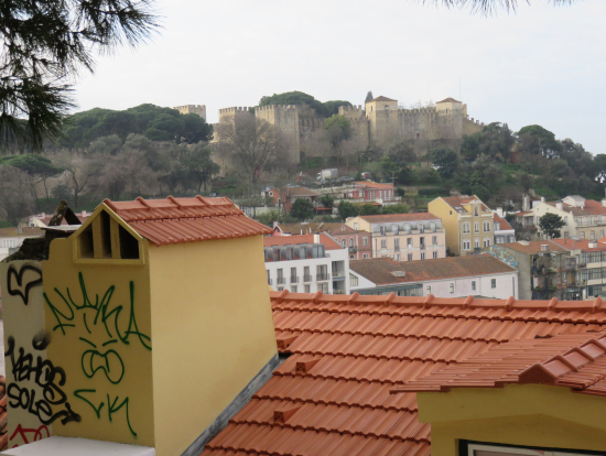 高台よりサンジョルジェ城を望む