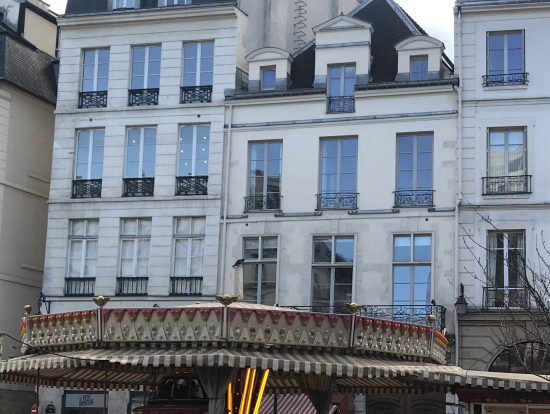 パリの街並みの中のメリーゴーランド