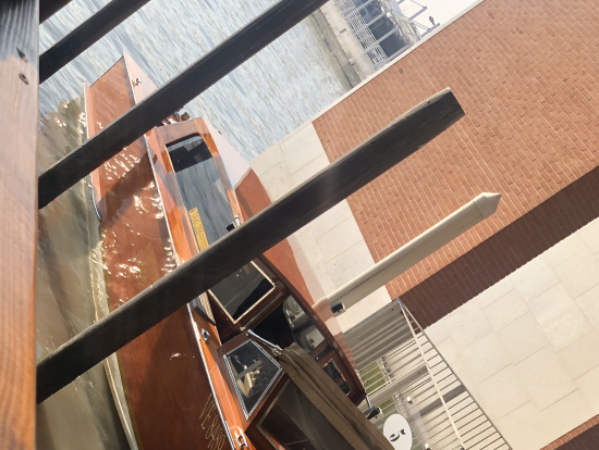 こんなタクシーボートです。