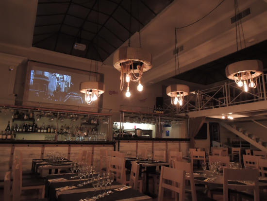 お店は白が基調のモダンでおしゃれな内装でした