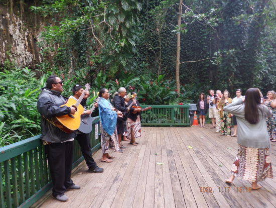 洞窟の前でフラと演奏