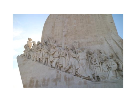 発見者のモニュメント。テージョ川の川岸に並ぶ観光スポット。