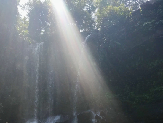 プノンクーレン山の滝