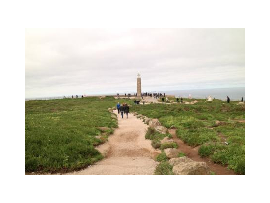 ユーラシア最西端のロカ岬。日曜日だったこともあり、ごった返していました。