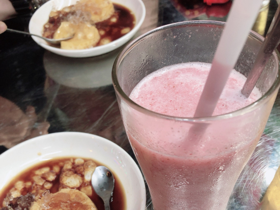 ベトナムのプリンにはガイドさんおすすめのコーヒーをかけていただきました(写真左)苺味のシントー(写真右)
