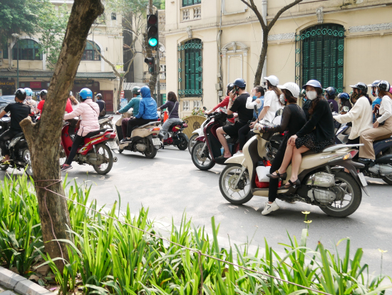 バイクがたくさん！女性は横乗りする人も。危ないなあ・・