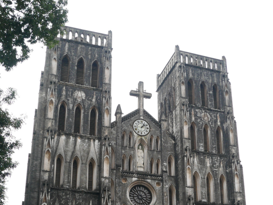 大聖堂の前で妻はアオザイを着て記念撮影（妻の写真は恥ずかしいので建物だけ・・）