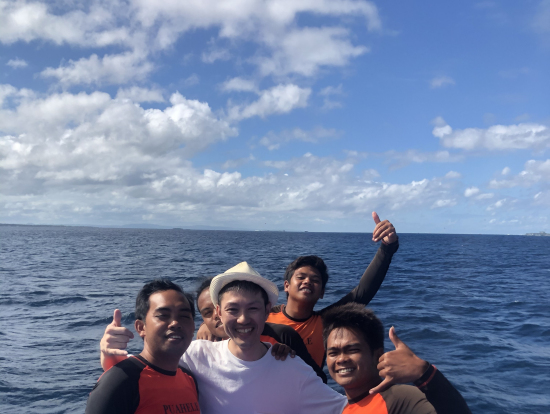 写真の左側が私です！