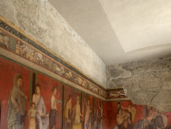 鮮やかな秘儀荘の壁画