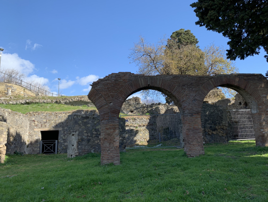大昔のコンビニ跡だそうです。驚くほど進んだ街だったのですね。